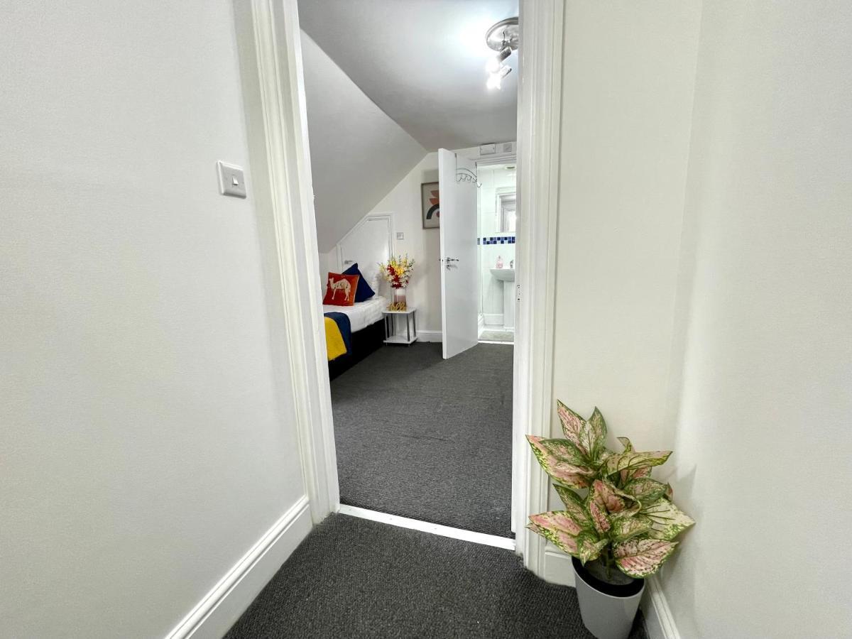 4 Bedrooms House, 3 Bathrooms , Separate Reception, Full Kitchen, Garden, Parking 伦敦 外观 照片